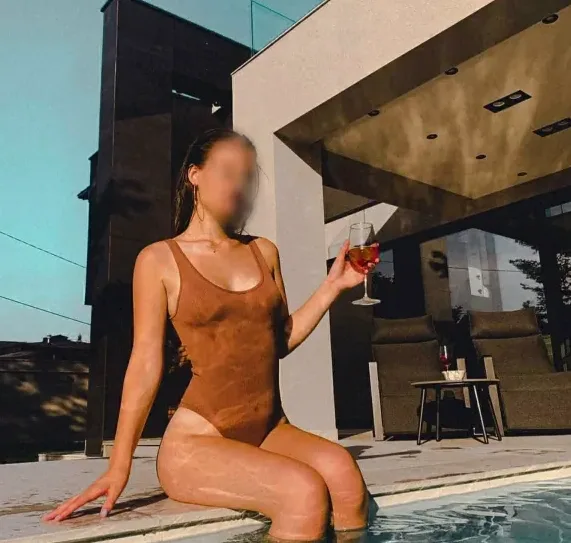 Emilia, 30