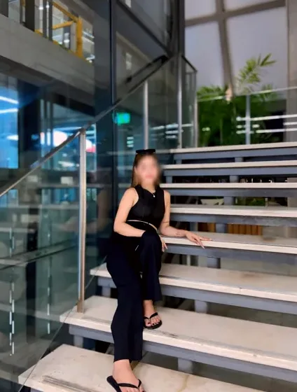 Isabella, 23